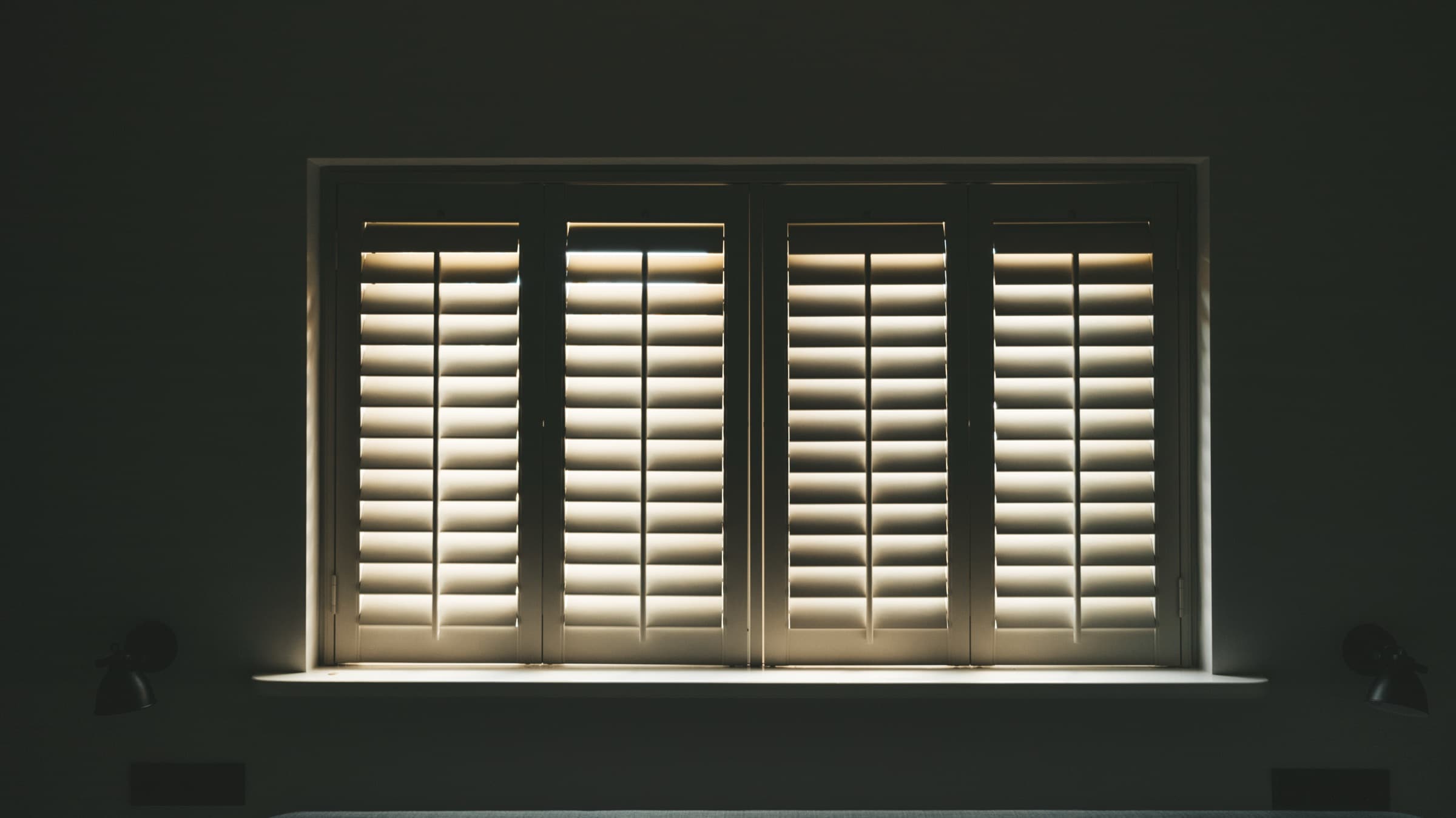 Shutter met vier panelen in zacht avondlicht